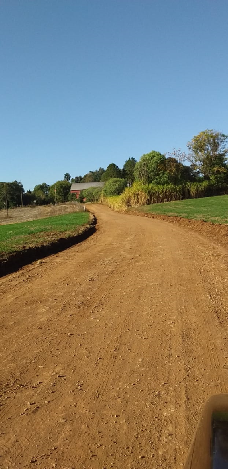 Secretaria de Obras e Infraestrutura realiza melhorias nas estradas do interior
